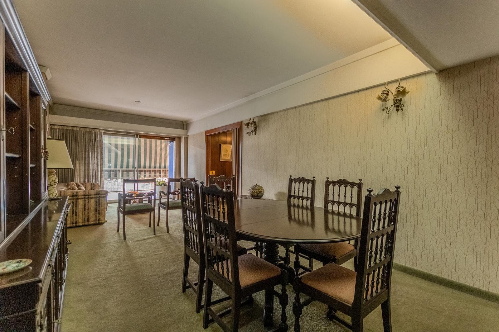 Beautiful apartment with a wrap-around balcony, garage, and 4 bedrooms in the heart of the Flores neighborhood