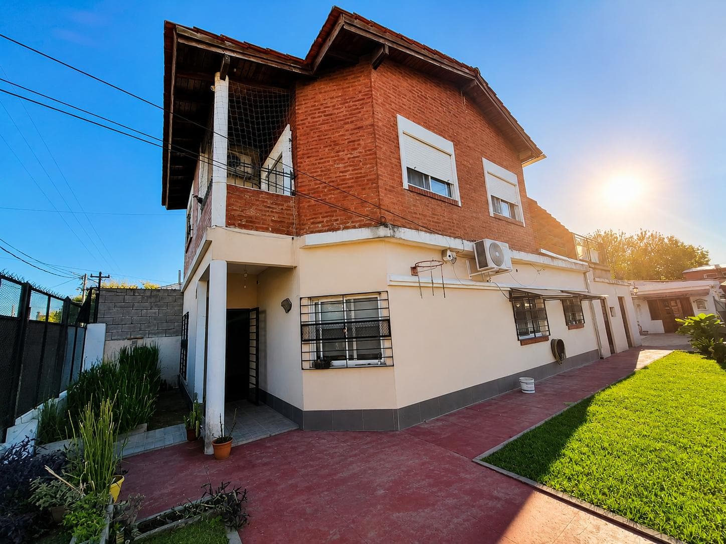 HOUSE FOR SALE ON ITS OWN LOT IN MONTE CHINGOLO