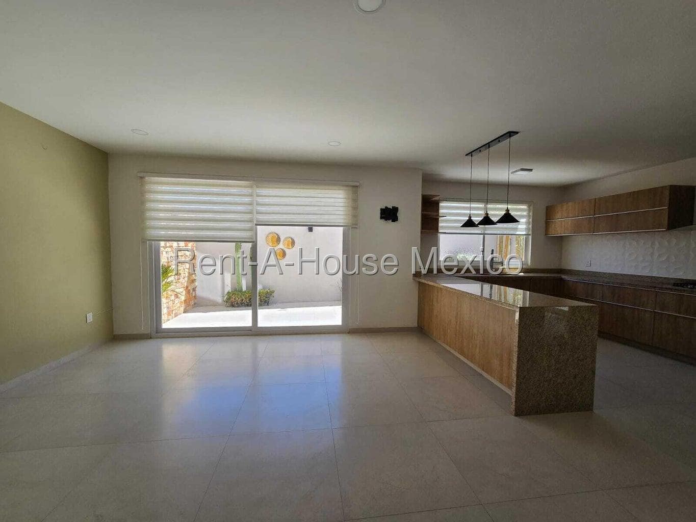 House with a Roof Garden for Rent in Zibatá, Overlooking the Golf Course