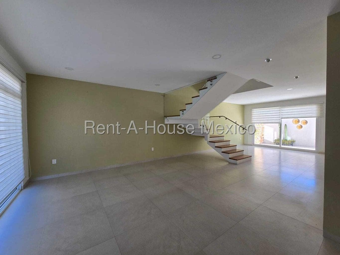 House with a Roof Garden for Rent in Zibatá, Overlooking the Golf Course