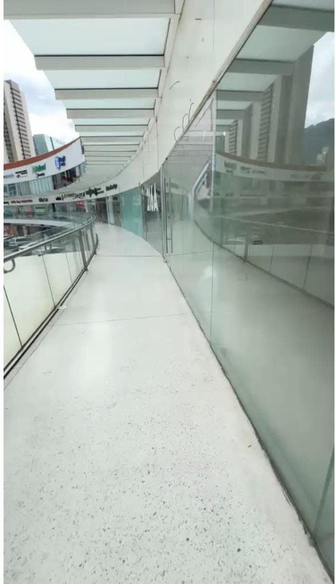 OFFICE/COMMERCIAL SPACE FOR RENT IN THE SANTA ENGRACIA RESIDENTIAL COMPLEX, SPGG