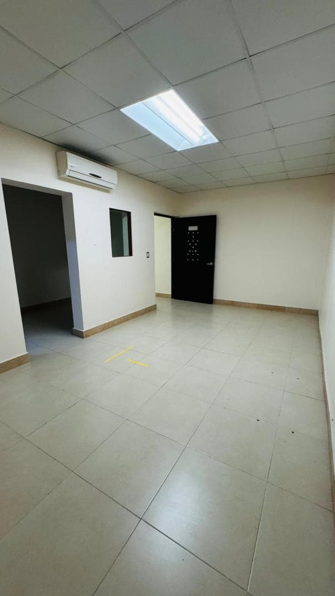 OFFICE/COMMERCIAL SPACE FOR RENT IN THE SANTA ENGRACIA RESIDENTIAL COMPLEX, SPGG