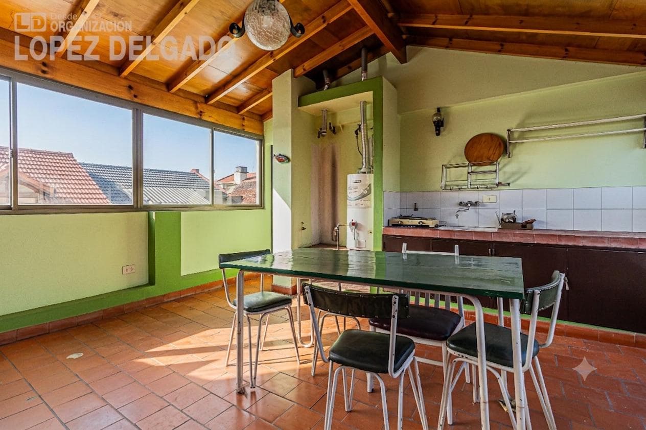 4-room house in Villa del Parque with a separate unit. QUALIFIES FOR A LOAN