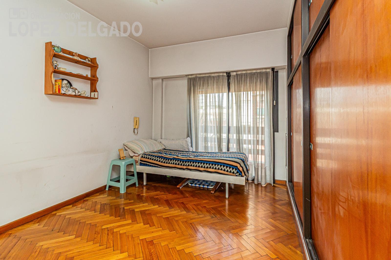 4-room house in Villa del Parque with a separate unit. QUALIFIES FOR A LOAN