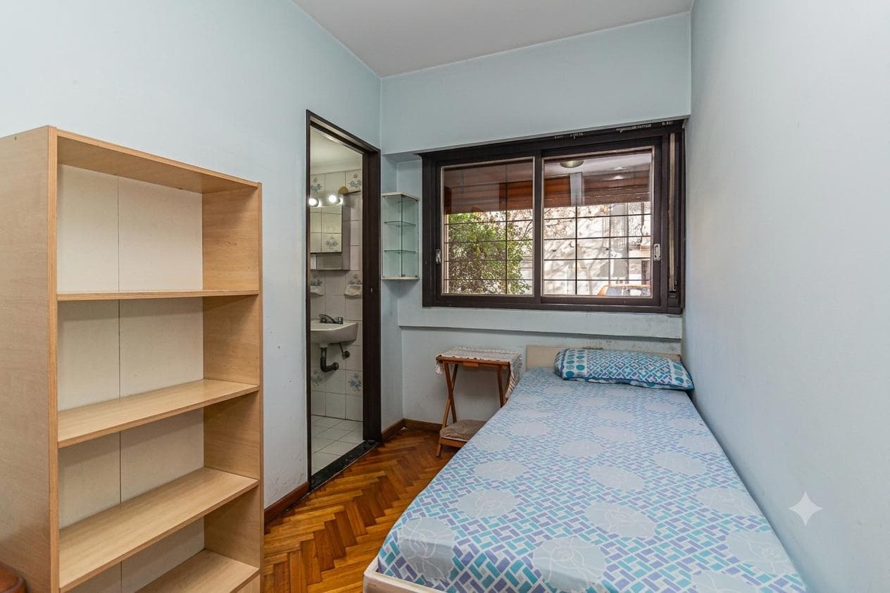 4-room house in Villa del Parque with a separate unit. QUALIFIES FOR A LOAN