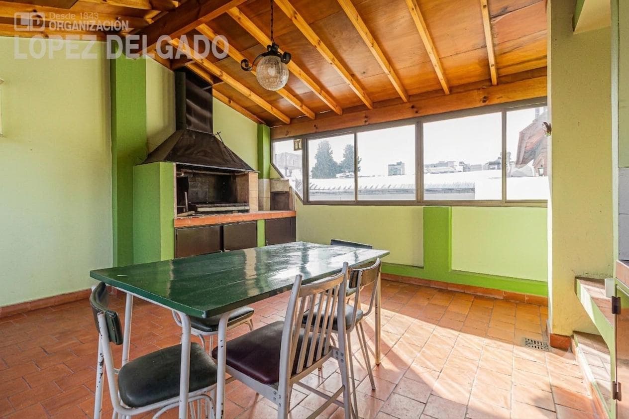 4-room house in Villa del Parque with a separate unit. QUALIFIES FOR A LOAN