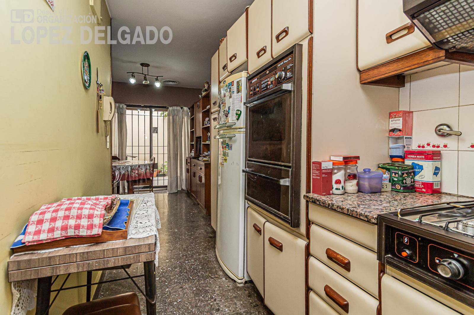 4-room house in Villa del Parque with a separate unit. QUALIFIES FOR A LOAN
