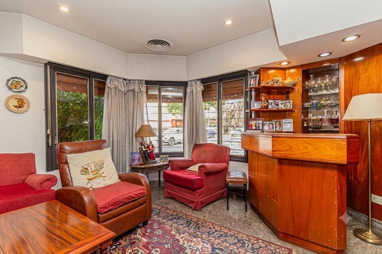 4-room house in Villa del Parque with a separate unit. QUALIFIES FOR A LOAN