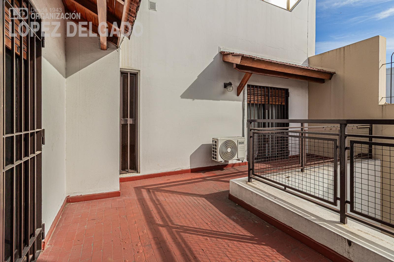 4-room house in Villa del Parque with a separate unit. QUALIFIES FOR A LOAN