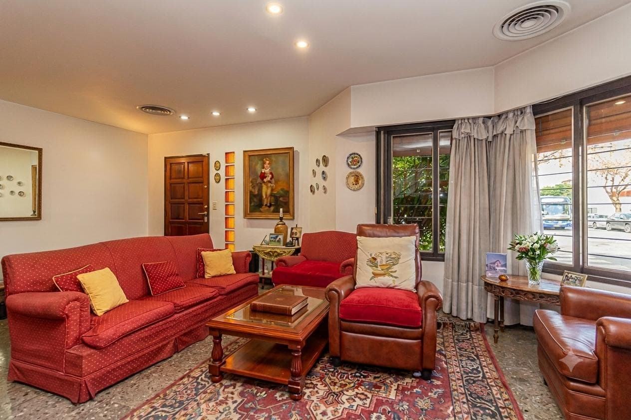 4-room house in Villa del Parque with a separate unit. QUALIFIES FOR A LOAN