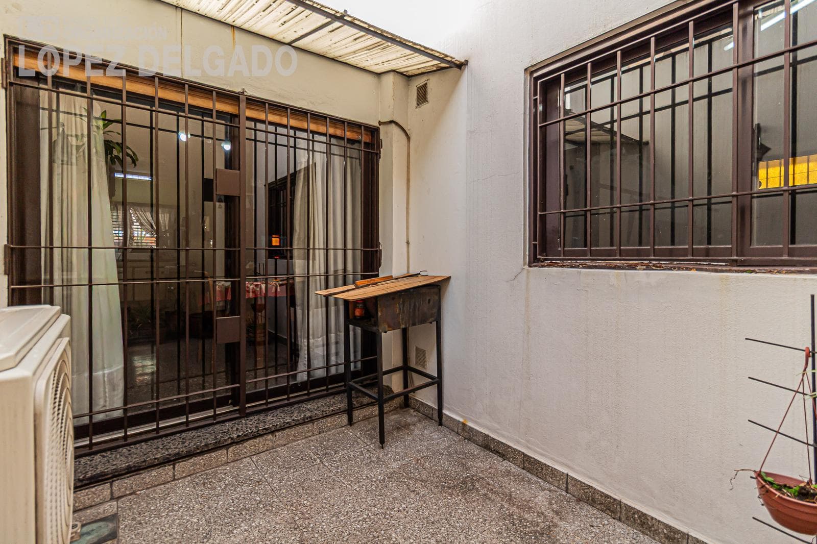 4-room house in Villa del Parque with a separate unit. QUALIFIES FOR A LOAN