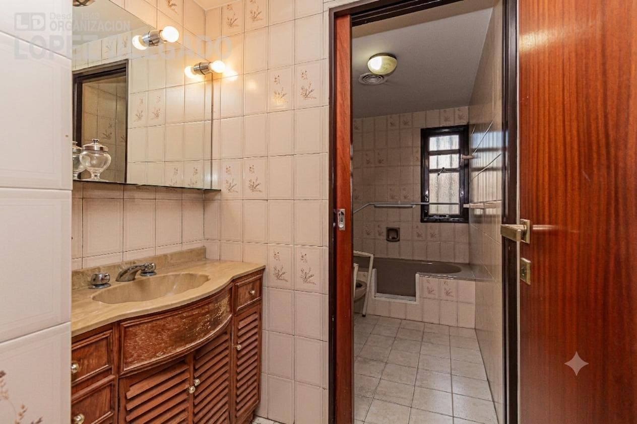 4-room house in Villa del Parque with a separate unit. QUALIFIES FOR A LOAN
