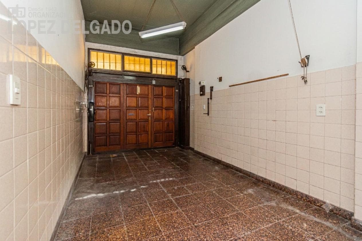 4-room house in Villa del Parque with a separate unit. QUALIFIES FOR A LOAN