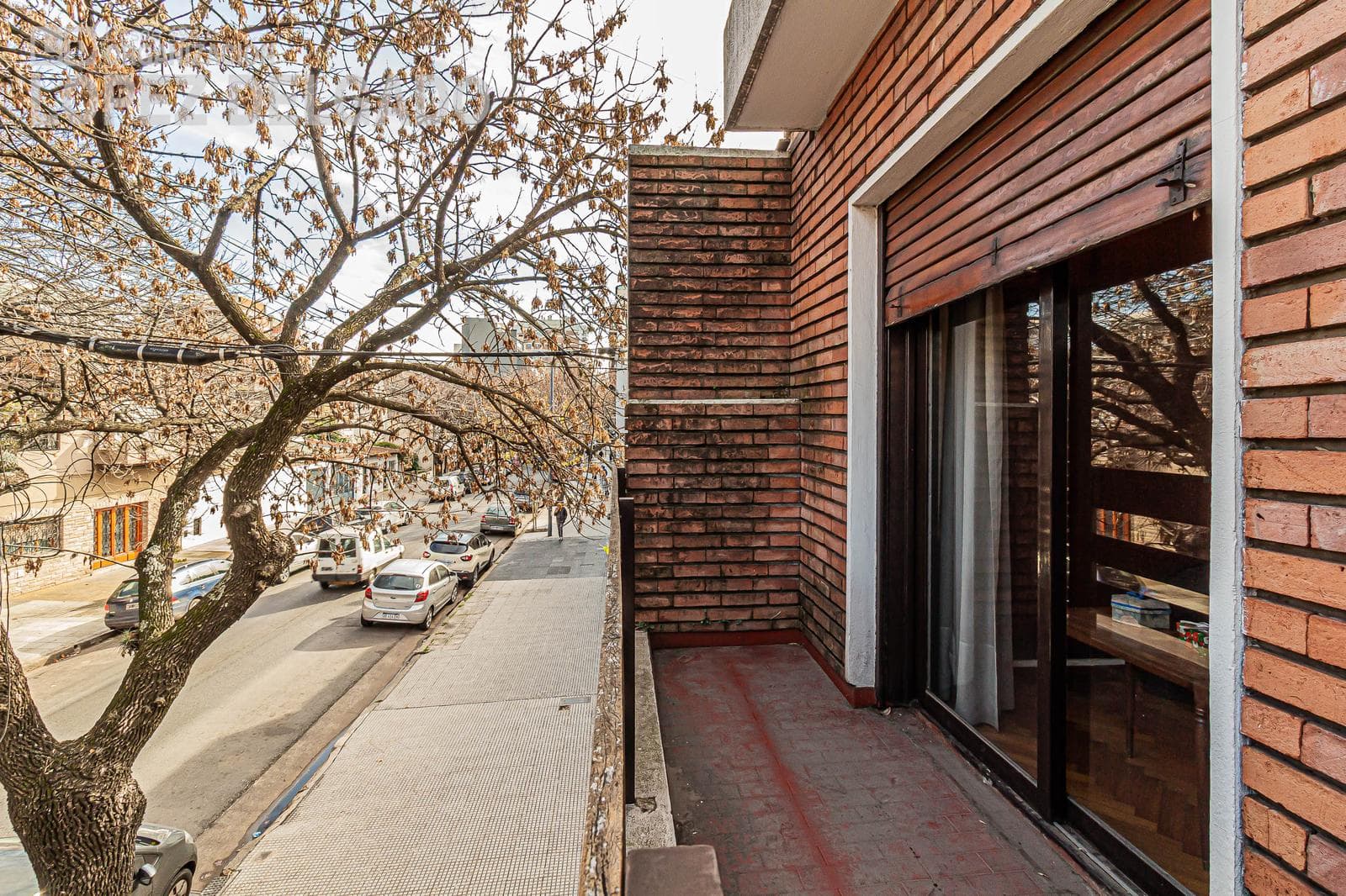 4-room house in Villa del Parque with a separate unit. QUALIFIES FOR A LOAN