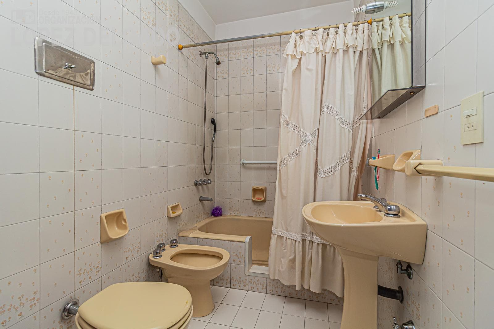 4-room house in Villa del Parque with a separate unit. QUALIFIES FOR A LOAN