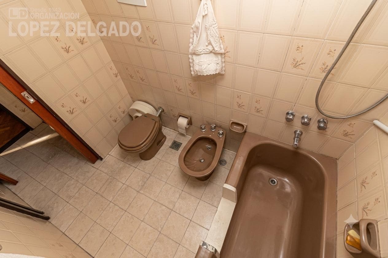 4-room house in Villa del Parque with a separate unit. QUALIFIES FOR A LOAN