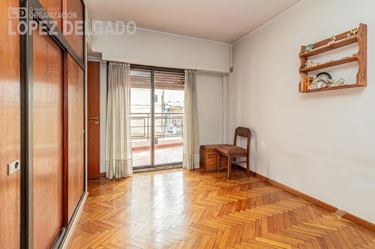 4-room house in Villa del Parque with a separate unit. QUALIFIES FOR A LOAN