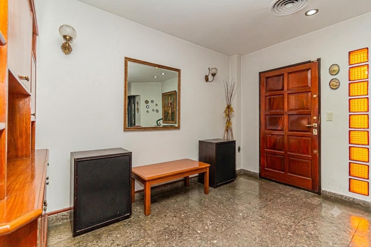 4-room house in Villa del Parque with a separate unit. QUALIFIES FOR A LOAN