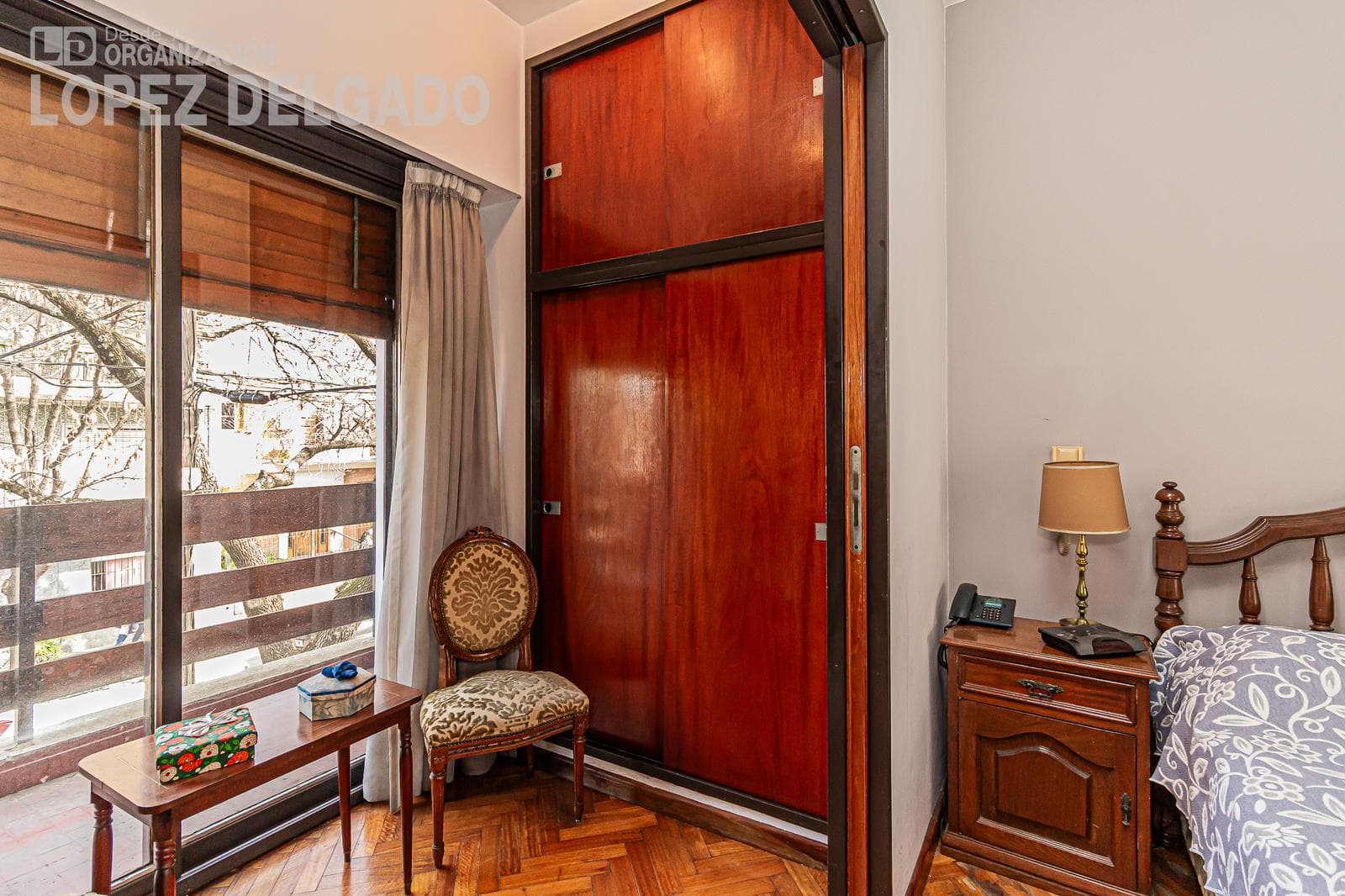 4-room house in Villa del Parque with a separate unit. QUALIFIES FOR A LOAN