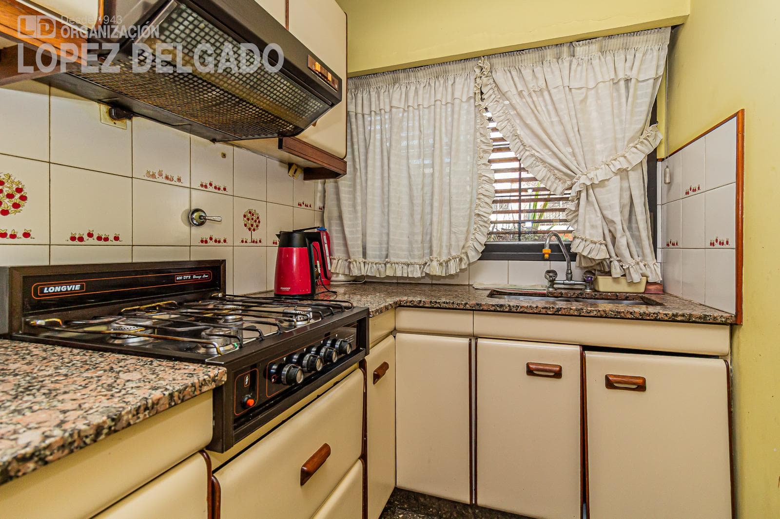 4-room house in Villa del Parque with a separate unit. QUALIFIES FOR A LOAN