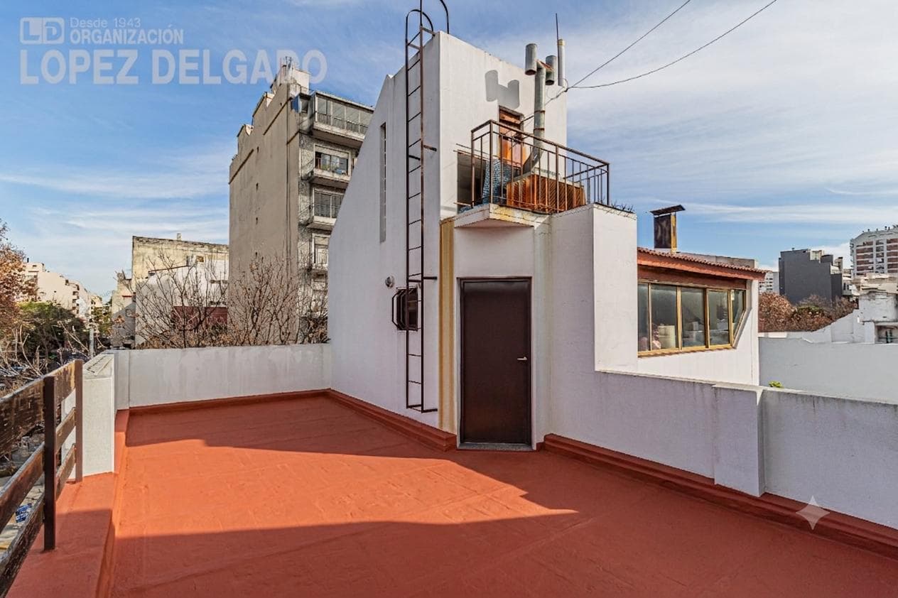 4-room house in Villa del Parque with a separate unit. QUALIFIES FOR A LOAN