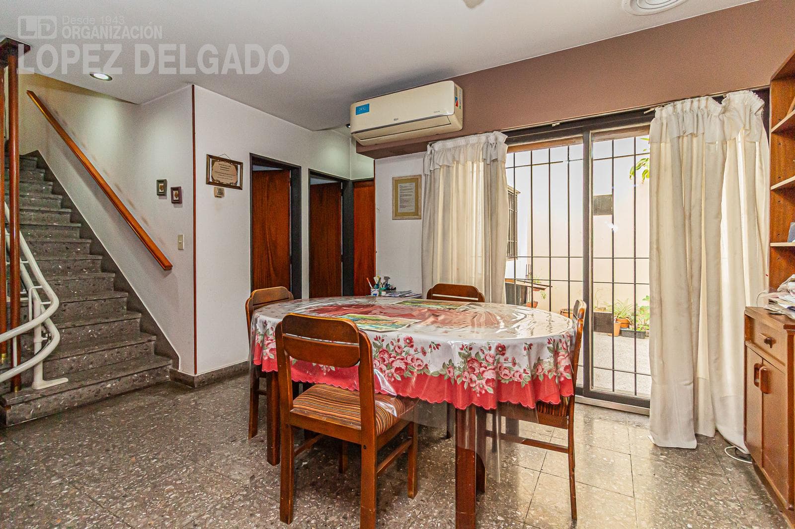 4-room house in Villa del Parque with a separate unit. QUALIFIES FOR A LOAN
