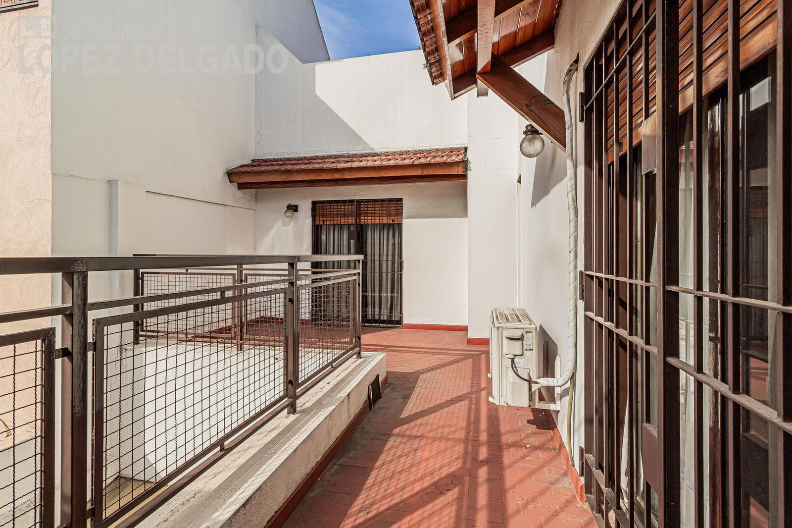 4-room house in Villa del Parque with a separate unit. QUALIFIES FOR A LOAN