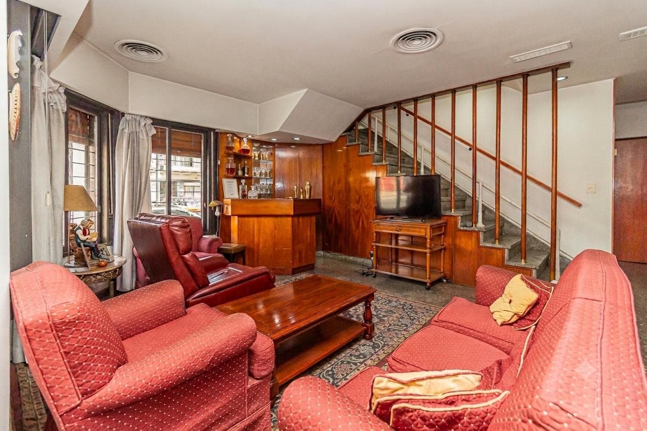 4-room house in Villa del Parque with a separate unit. QUALIFIES FOR A LOAN