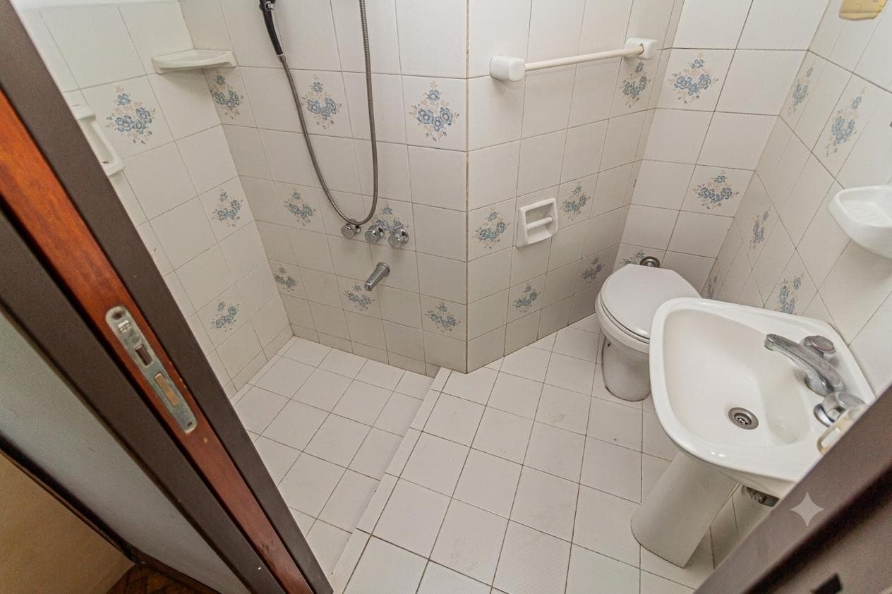 4-room house in Villa del Parque with a separate unit. QUALIFIES FOR A LOAN