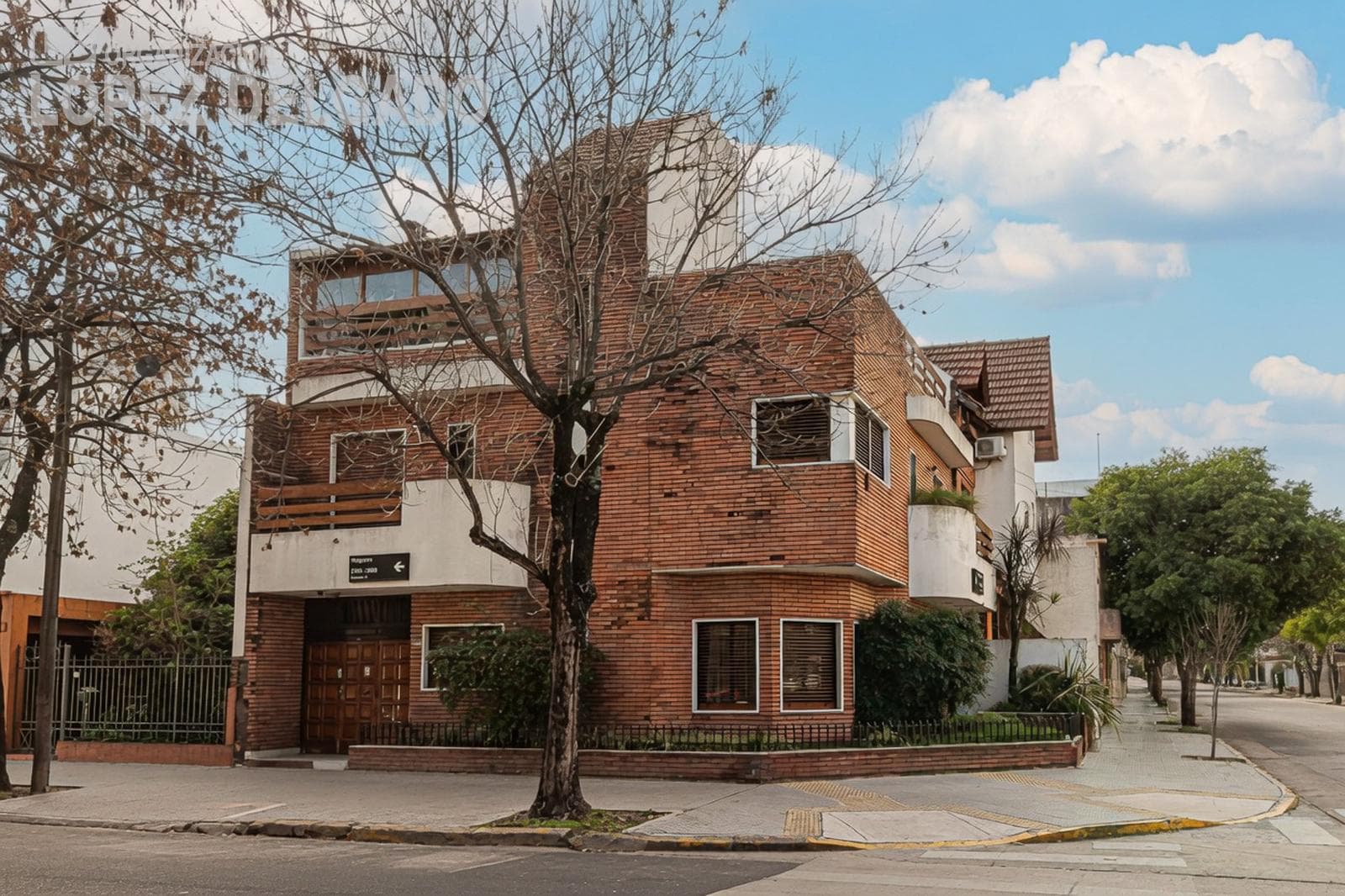 4-room house in Villa del Parque with a separate unit. QUALIFIES FOR A LOAN