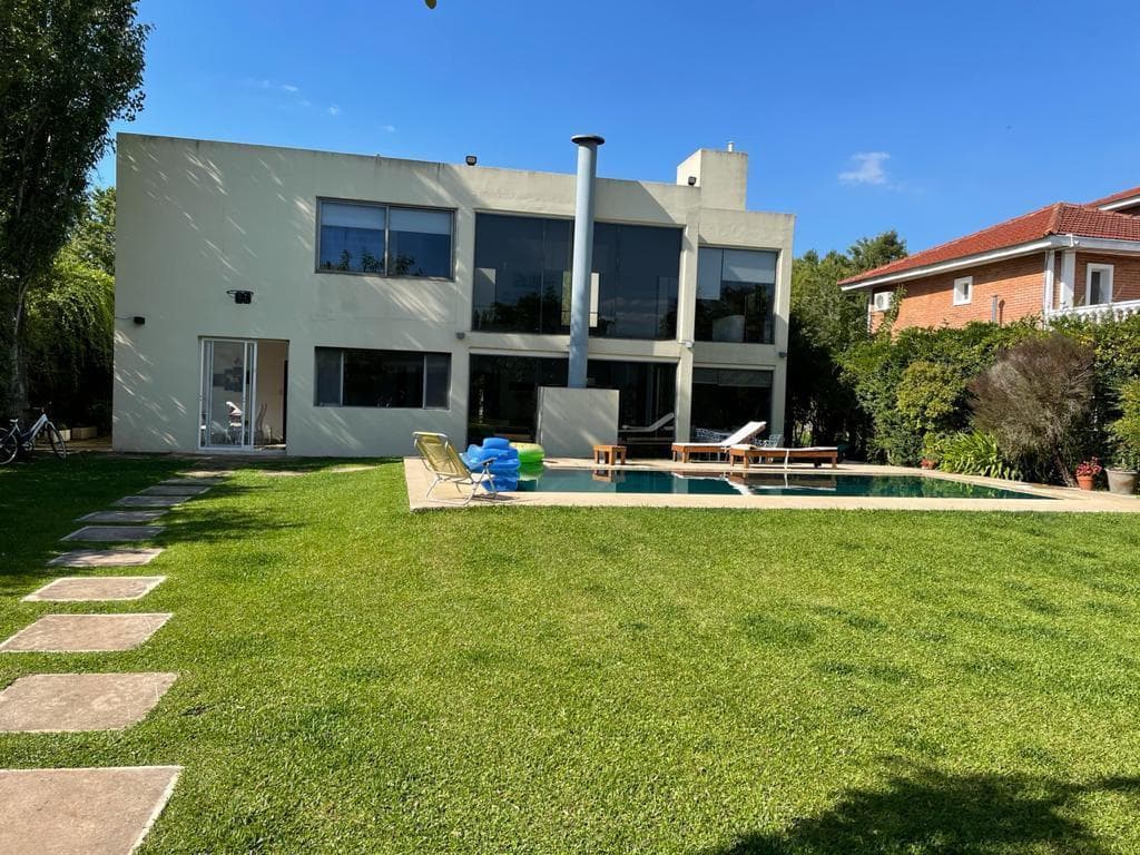 House in Santa María de Tigre, with a barbecue area, on an inner lot