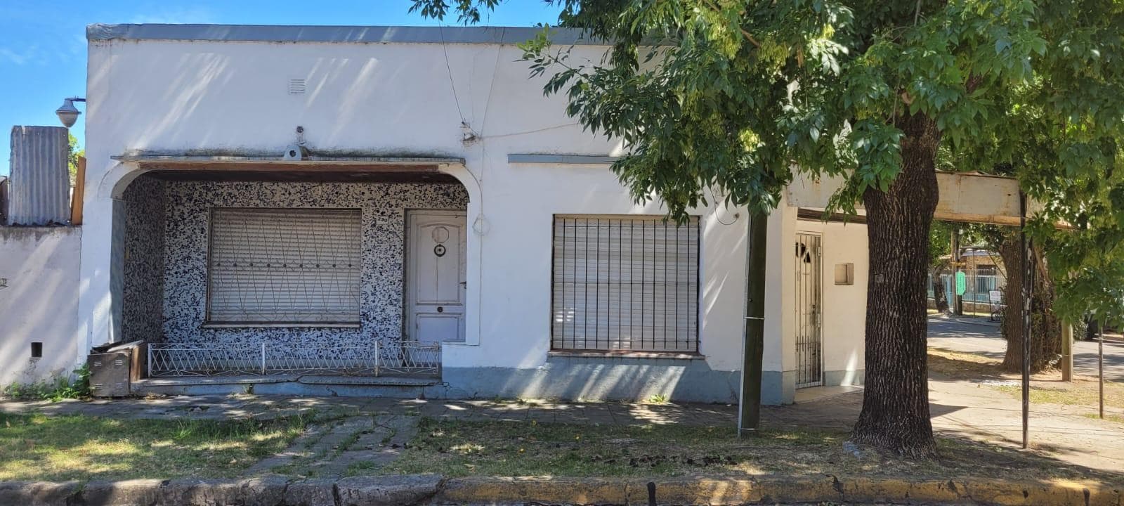Casa con local en Monte Grande, muy buena ubicación