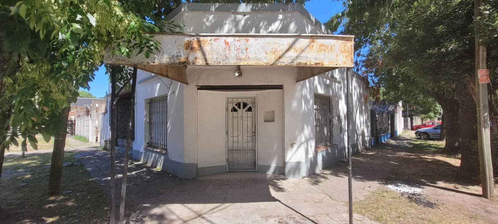 Casa con local en Monte Grande, muy buena ubicación