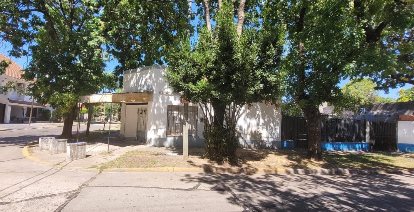 Casa con local en Monte Grande, muy buena ubicación