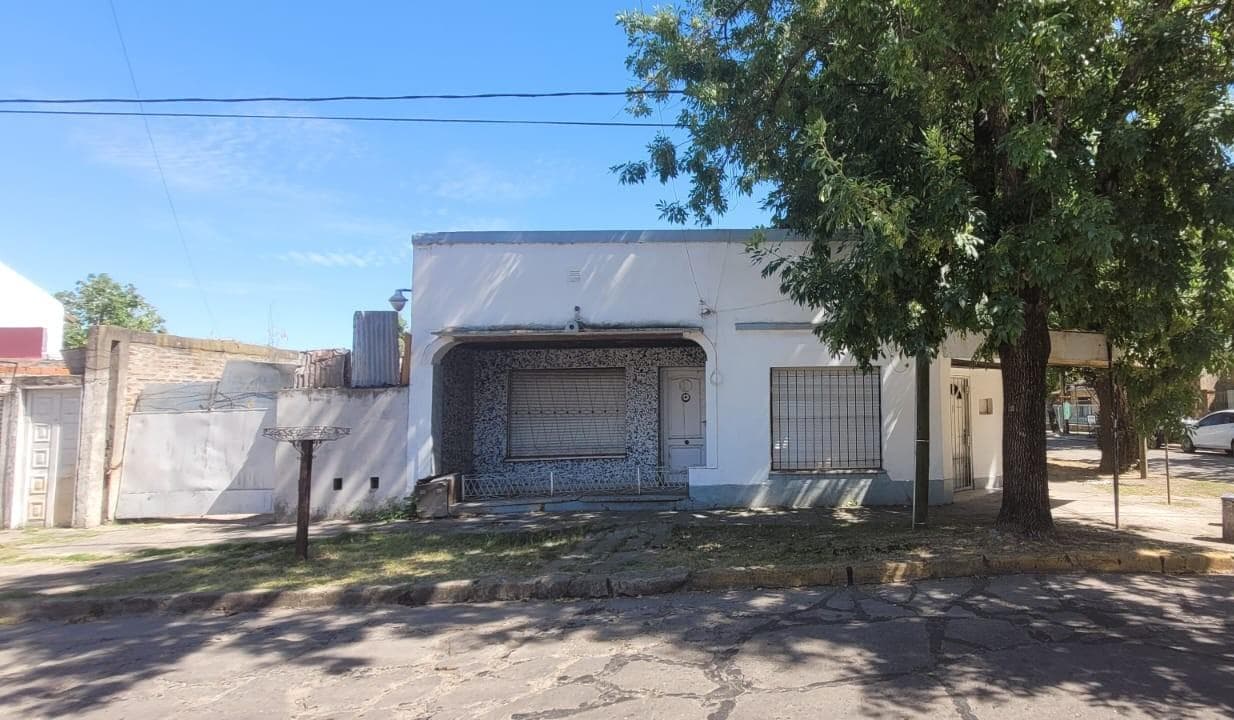 Casa con local en Monte Grande, muy buena ubicación
