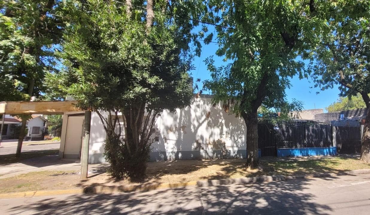 Casa con local en Monte Grande, muy buena ubicación