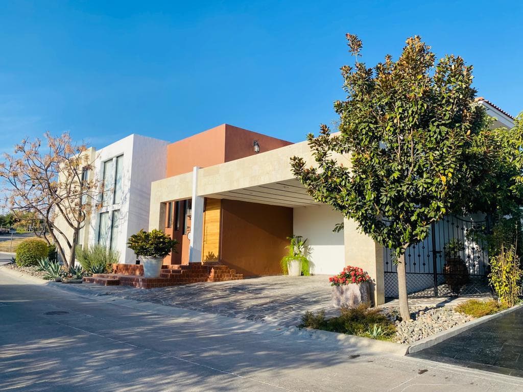 Corner House FOR SALE in El Molino Residencial, León, Guanajuato.