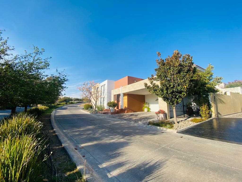 Corner House FOR SALE in El Molino Residencial, León, Guanajuato.