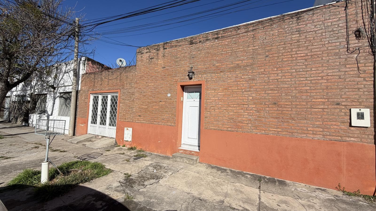 House on a main street, ideal as a first home
