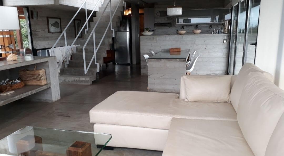 Excellent designer home just steps from the beach in Mar Azul. 6 rooms