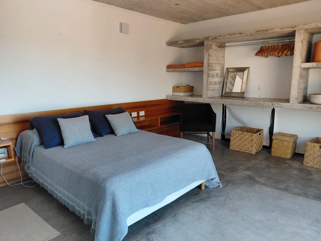 Excellent designer home just steps from the beach in Mar Azul. 6 rooms