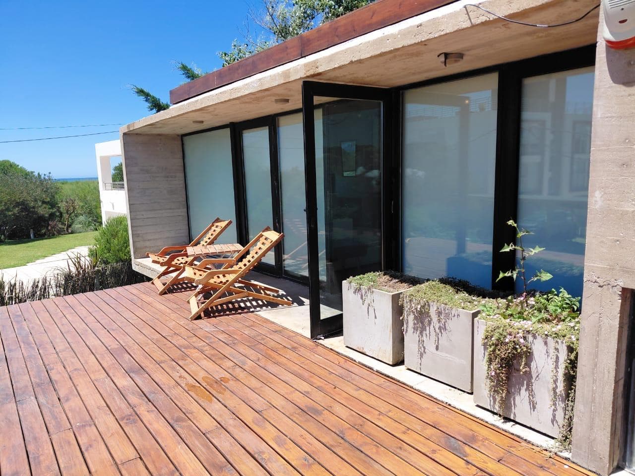Excellent designer home just steps from the beach in Mar Azul. 6 rooms
