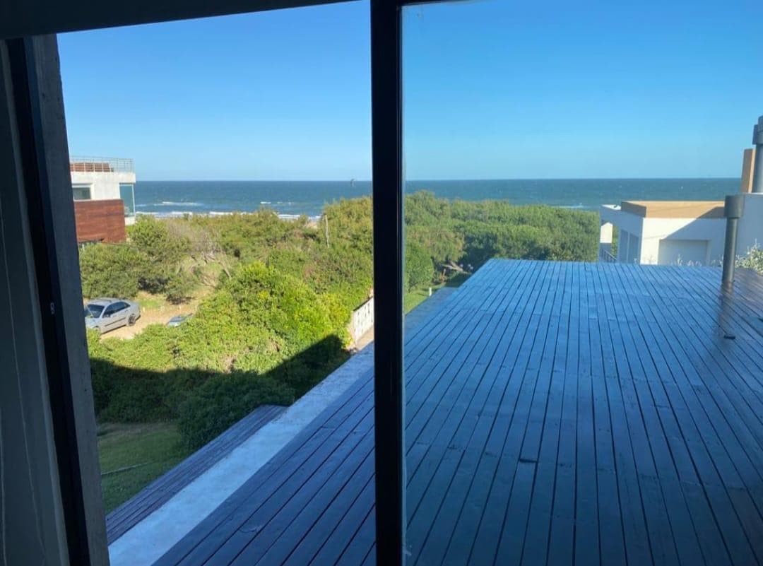 Excellent designer home just steps from the beach in Mar Azul. 6 rooms