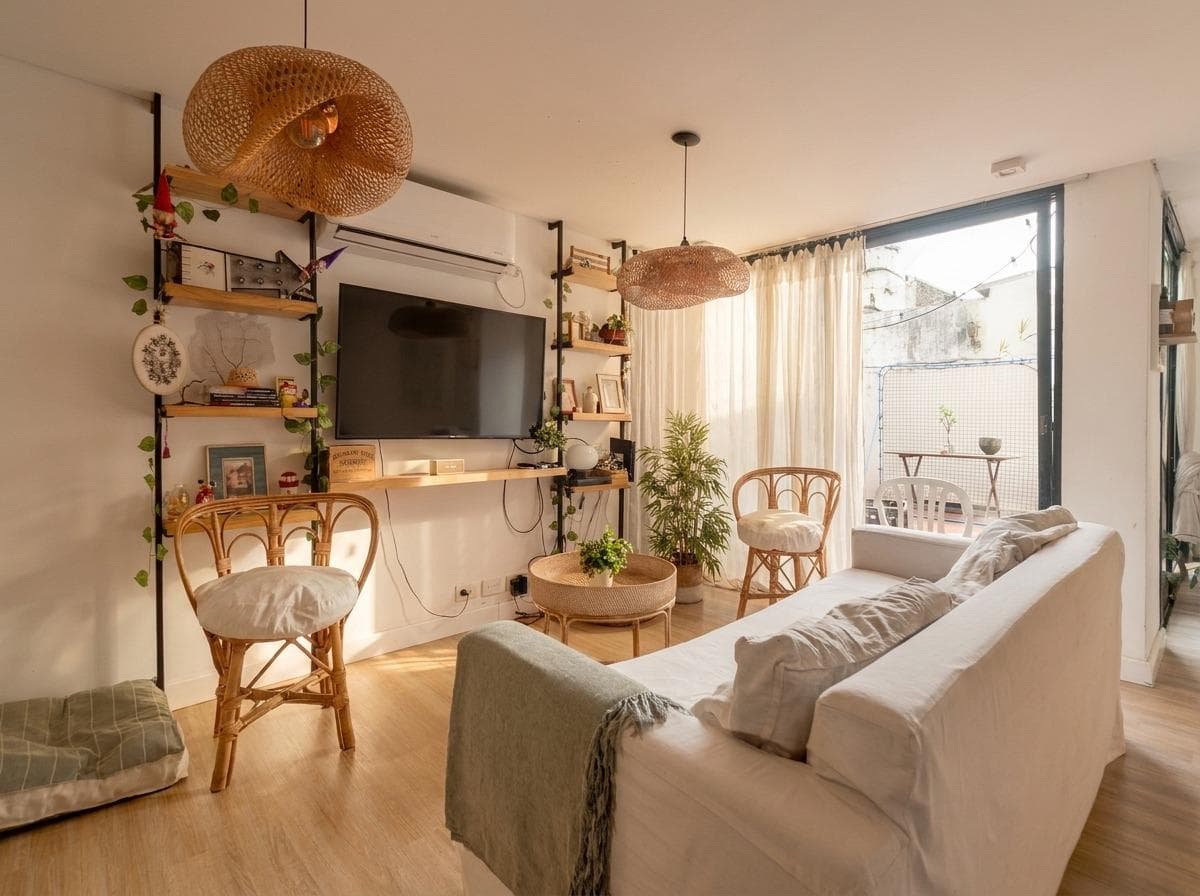 REMODELED HOUSE FOR SALE IN LA PLATA. 4th Street between 71st and 72nd Streets, PH. Excellent condition!