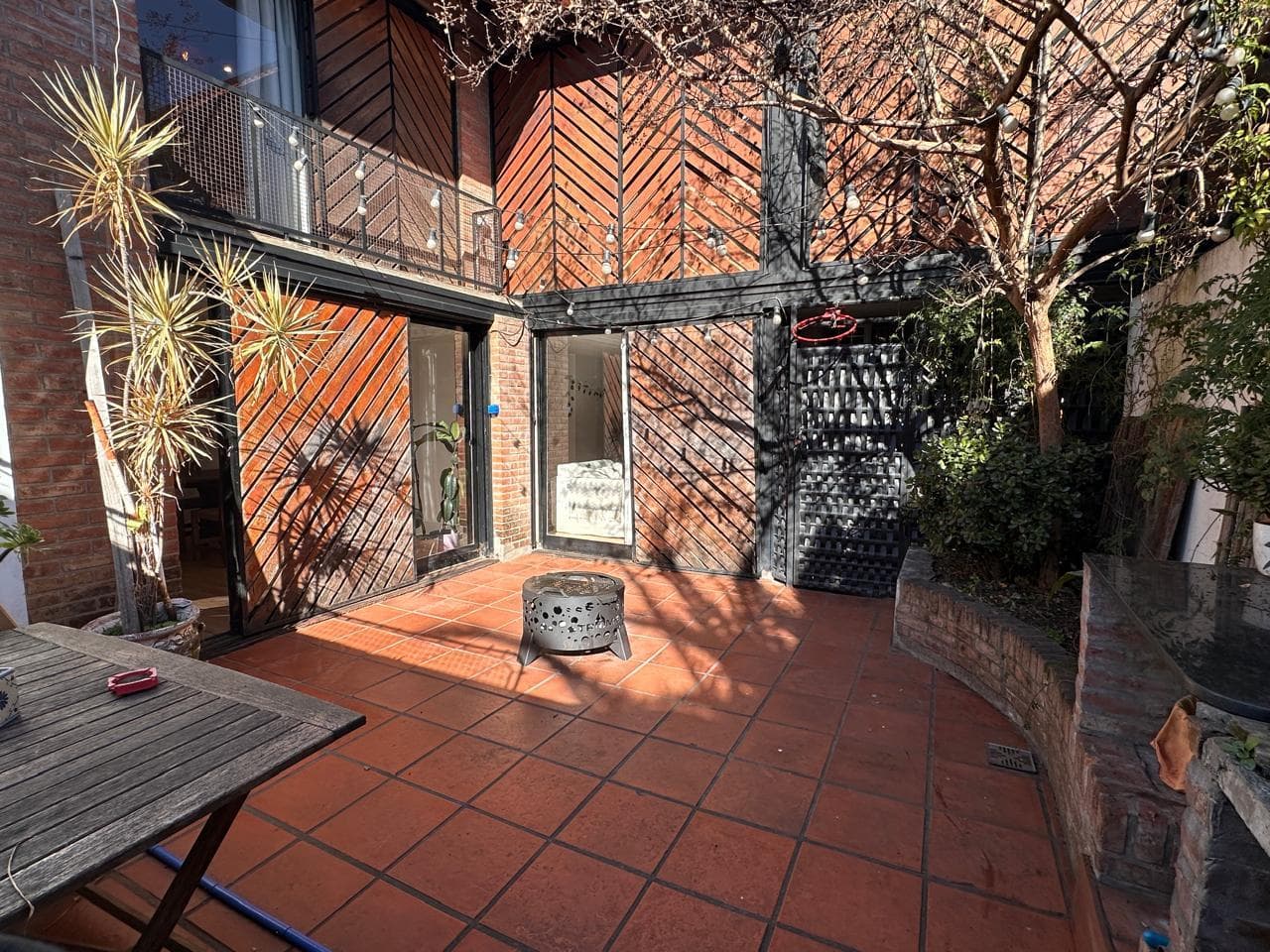 REMODELED HOUSE FOR SALE IN LA PLATA. 4th Street between 71st and 72nd Streets, PH. Excellent condition!