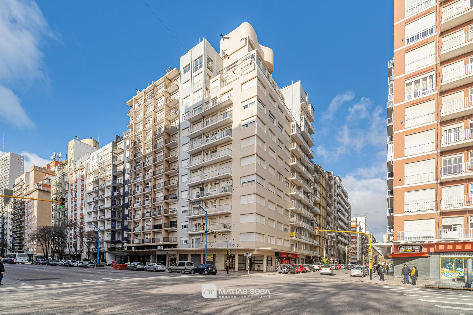 For Sale - Apartment - 3 rooms - on the street - with a balcony - view of Plaza Colón