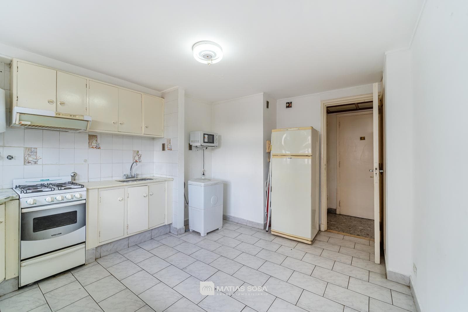 For Sale - Apartment - 3 rooms - on the street - with a balcony - view of Plaza Colón