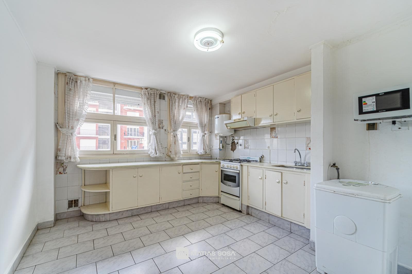 For Sale - Apartment - 3 rooms - on the street - with a balcony - view of Plaza Colón