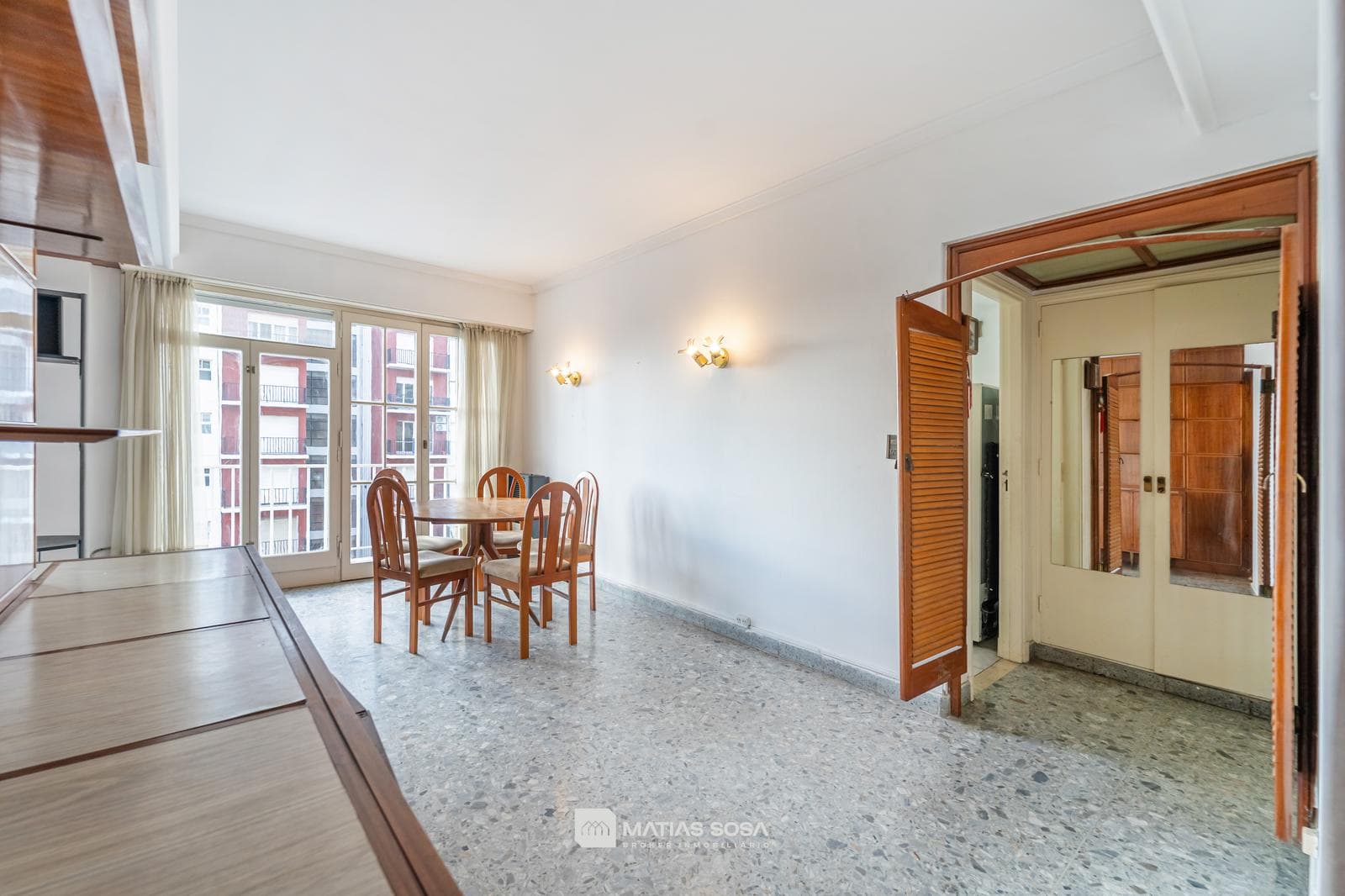 For Sale - Apartment - 3 rooms - on the street - with a balcony - view of Plaza Colón