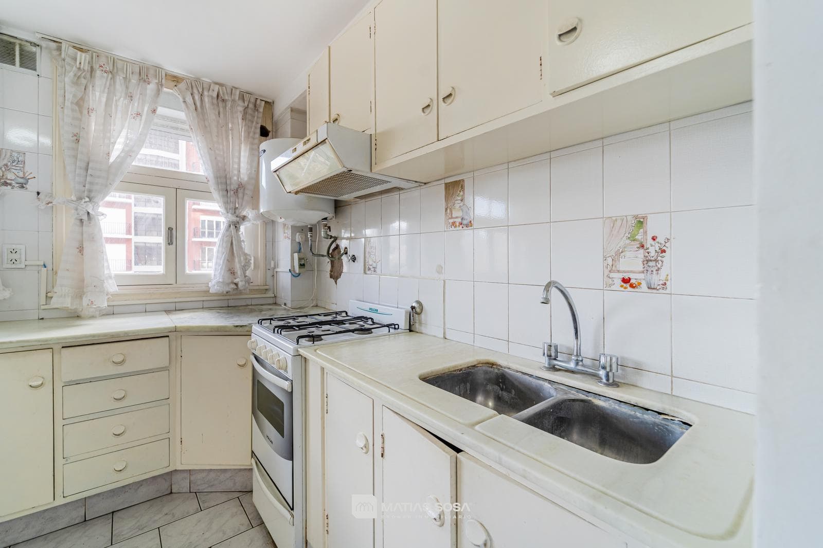 For Sale - Apartment - 3 rooms - on the street - with a balcony - view of Plaza Colón
